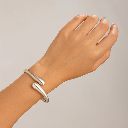 Vervanci GoldenCurve Cuff 🌟
